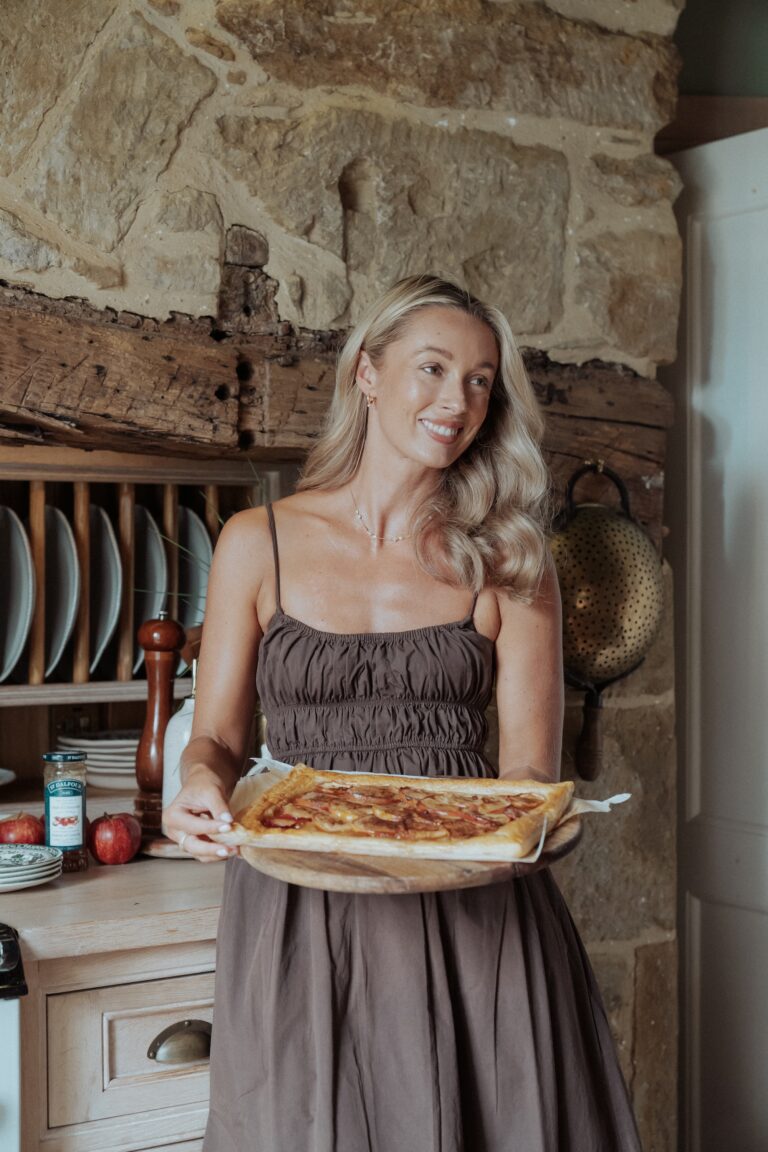 Easy Apple &amp; Cinnamon Puff Pastry Tart Recipe